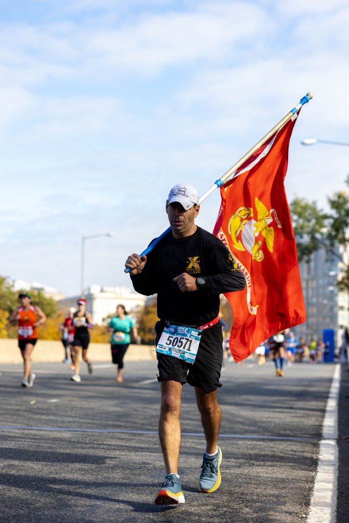 MCM Runner with Flag